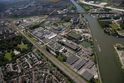 802454 Luchtfoto van het industrieterrein Cartesiusweg te Utrecht, uit het noordwesten; links het Julianapark en rechts ...